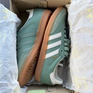 Leather Adidas Samba OG green and White Sneakers
